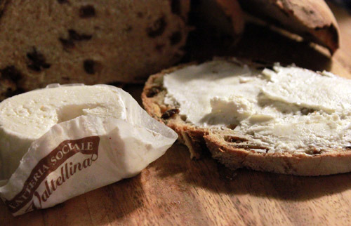 Caprino and raisin bread